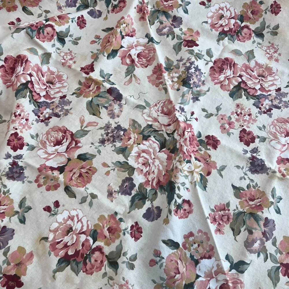 Vintage Floral Print Tablecloth 68”‎ Round Peony Rose Cottagecore Grannycore
